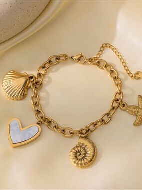 Gold Seashell & Heart Charm Bracelet - Women Jewelry. Beach bracelet 🐚